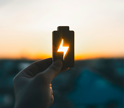 Zoom sur une grosse pile tendu à hauteur d'yeux, à contre jour, avec un gros éclair jaune à l'intérieur
