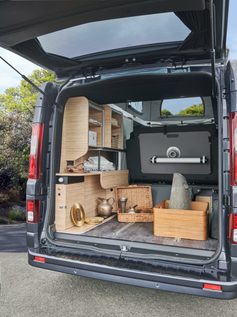 Photo extérieure du coffre ouvert d'un van aménagé Bavaria MC545BC