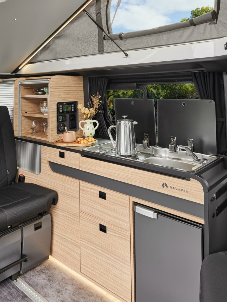 Photo intérieur d'un van aménagé Bavaria MC545BC avec un focus sur la cuisine