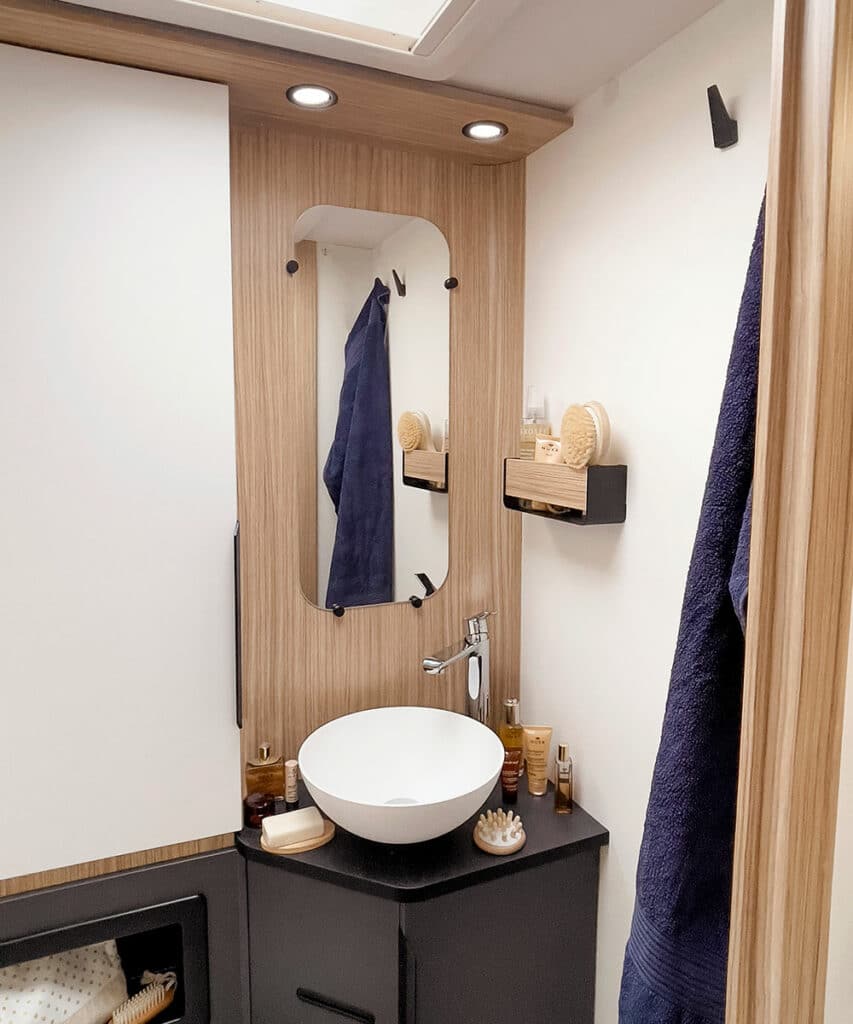 Salle d'eau du camping-car profilé T720FGJ Intense Bavaria.