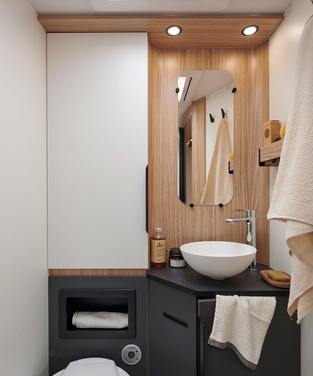 Salle d'eau du camping-car profilé T740FC Bavaria.