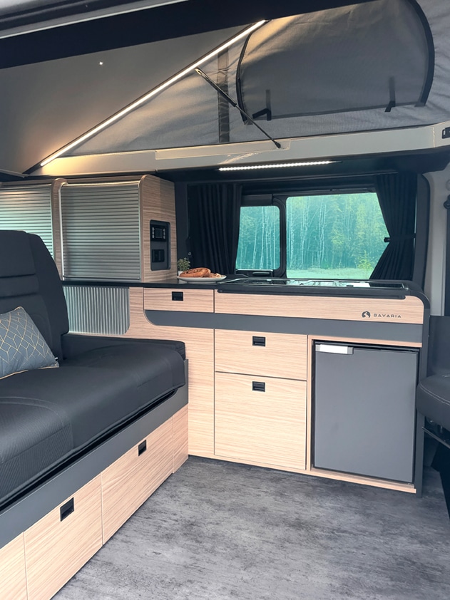 Photo intérieur d'un van aménagé Bavaria avec le toit relevé
