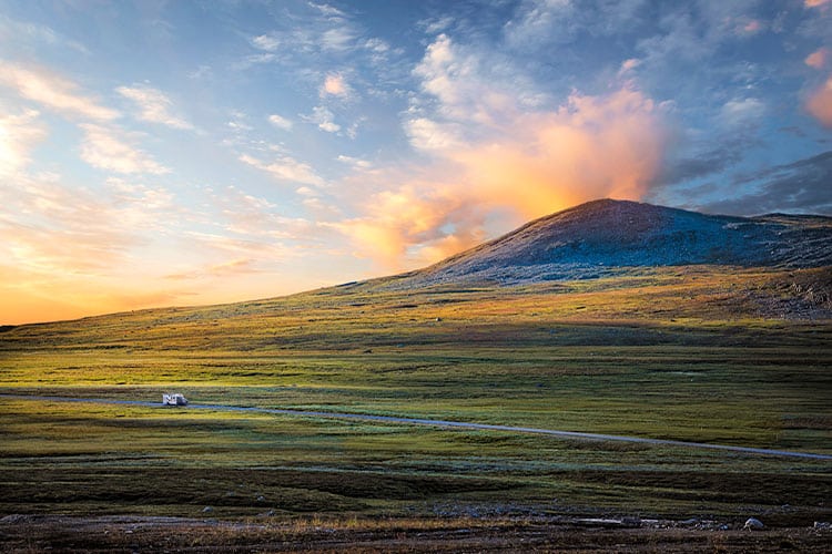 Camping-car profilé compact Bavaria sur une route en Irlande