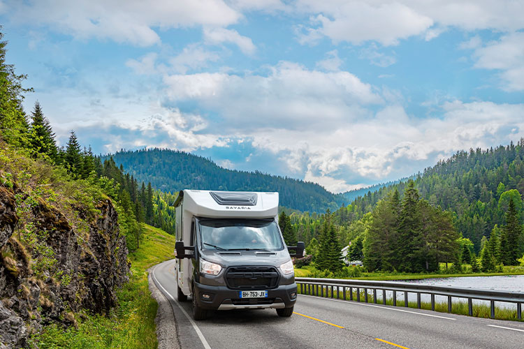 Camping-car profilé compact Bavaria sur une route de montagne