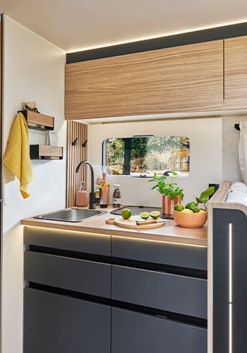 Cuisine d'un camping-car intégral Bavaria I740GJ