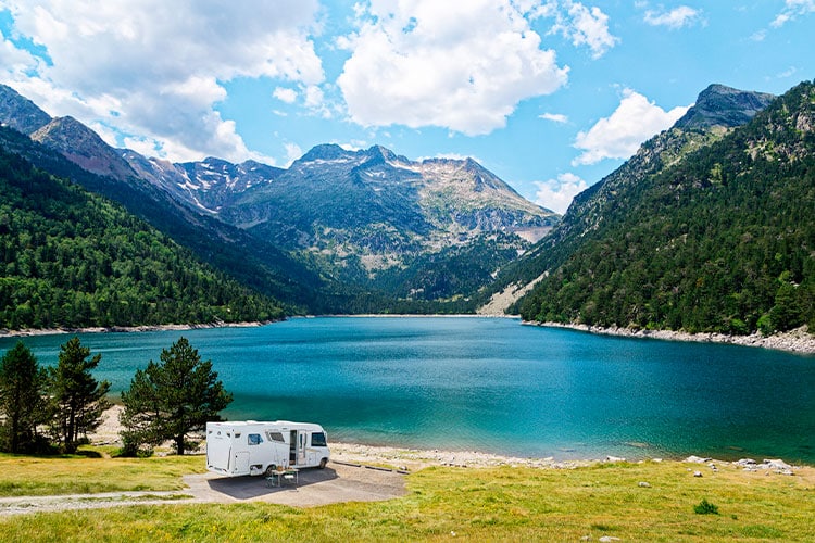 Camping-car intégral Bavaria à l'arrêt au bord d'un lac