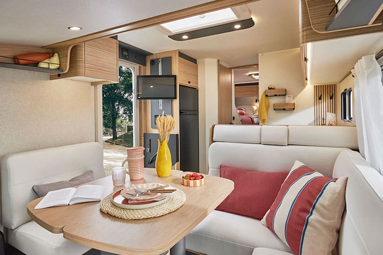 Salon d'un camping-car intégral Bavaria I740GJ