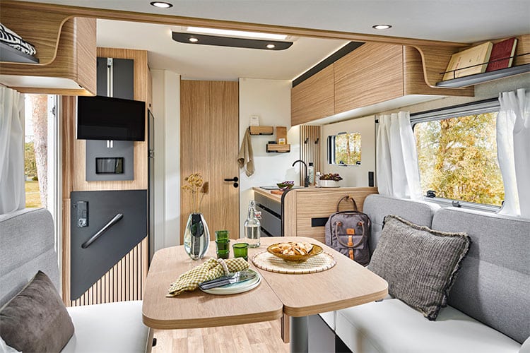 Salon d'un camping-car intégral Bavaria I741FC