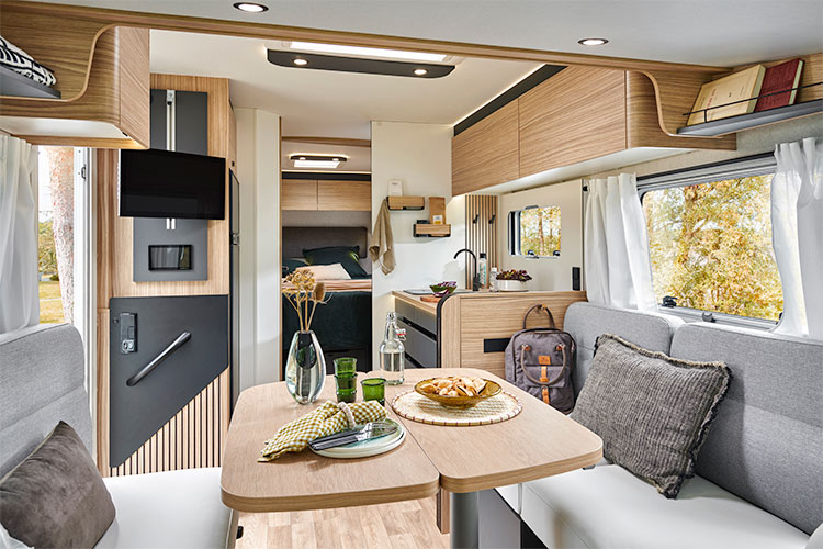 Salon d'un camping-car intégral Bavaria I74IFC avec vue sur la chambre