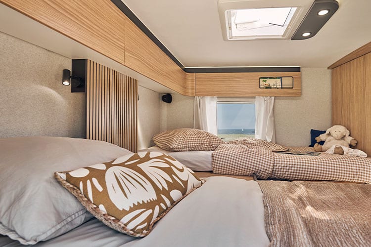 Chambre avec lits jumeaux d'un camping-car profilé Bavaria T740GJ vue de côté