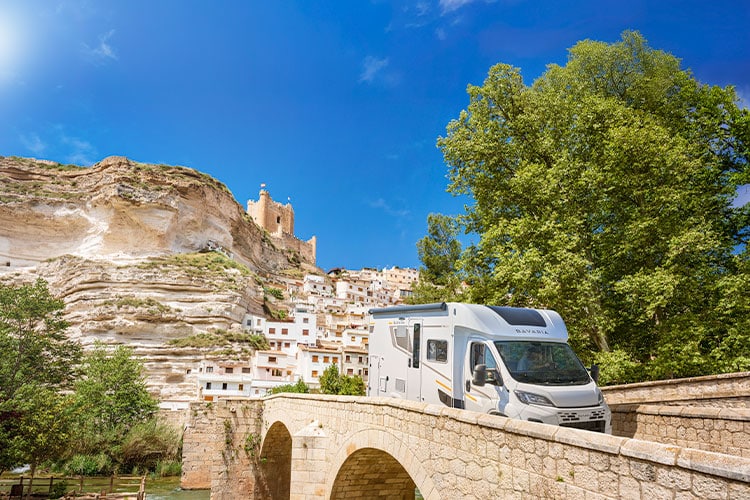 Camping-car profilé Bavaria roulant sur un pont