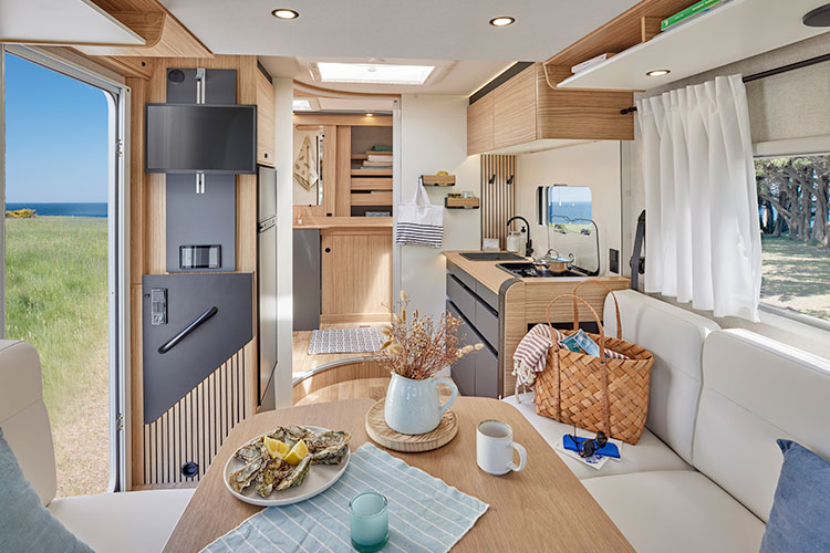 Salon d'un camping-car profilé Bavaria T690D