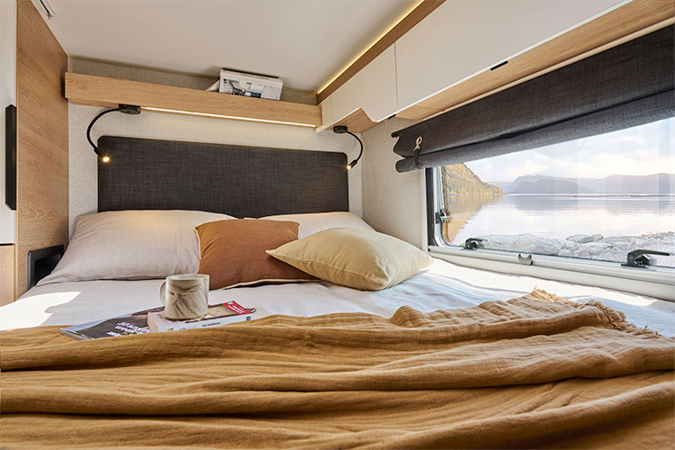 Chambre d'un camping-car profilé compact Bavaria Q630G
