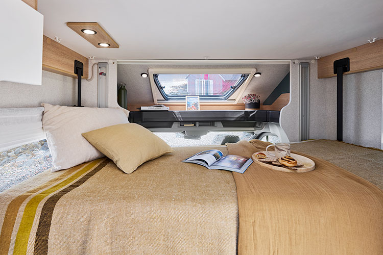 Lit pavillon d'un camping-car profilé compact Bavaria Q630G