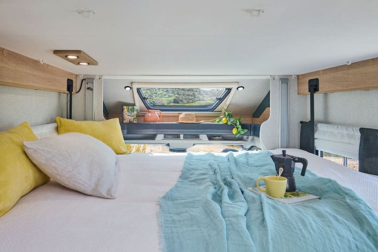 Lit pavillon d'un camping-car profilé compact Bavaria Q690GJ