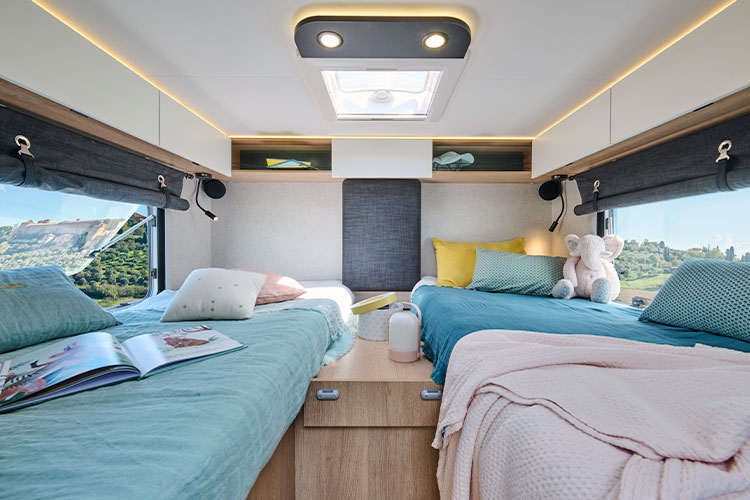 Chambre avec lits jumeaux d'un camping-car profilé compact Bavaria Q630G
