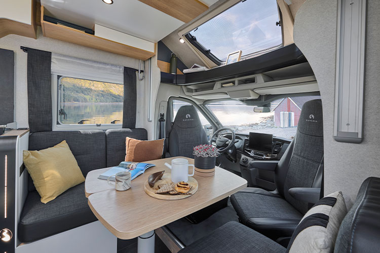 Salon d'un camping-car profilé compact Bavaria Q630G