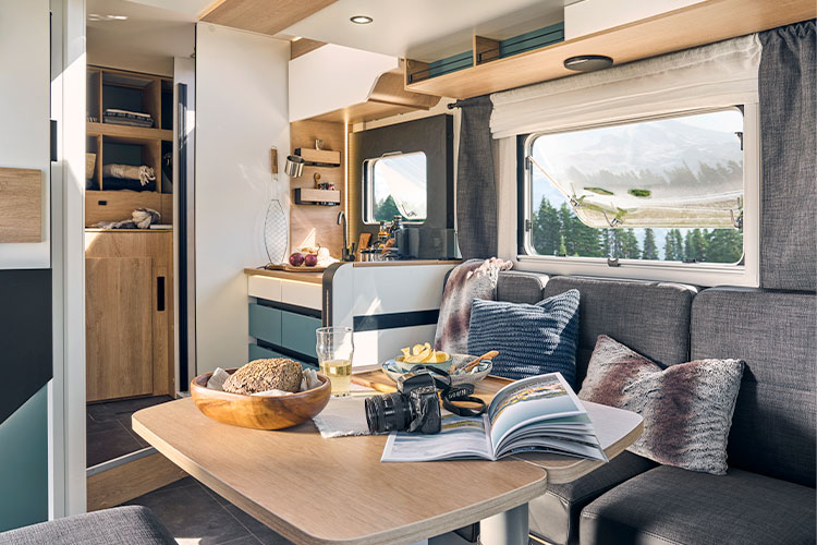 Salon d'un camping-car profilé compact Bavaria Q650D