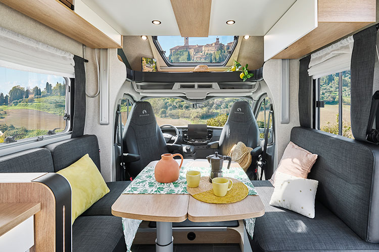 Salon d'un camping-car profilé compact Bavaria Q690GJ