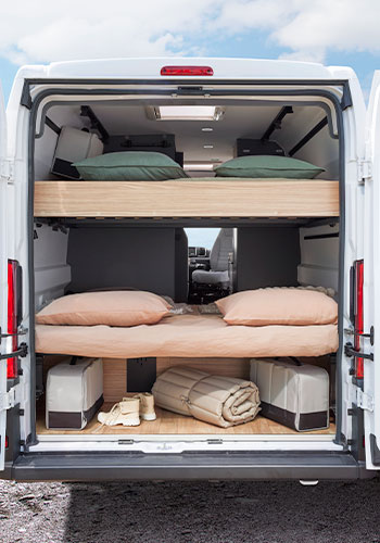 Chambre vue de derrière d'un fourgon aménagé Bavaria K630S