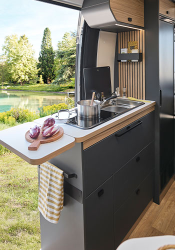 Vue rapprochée de la cuisine du fourgon aménagé Bavaria K600G