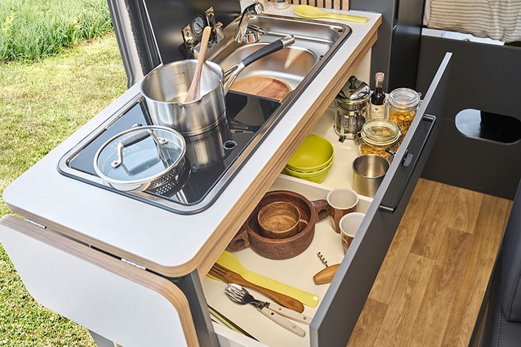 Vue rapprochée du tiroir de la cuisine du fourgon aménagé Bavaria K600G