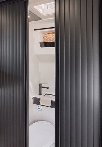 Salle de bain d'un fourgon aménagé Bavaria K630S
