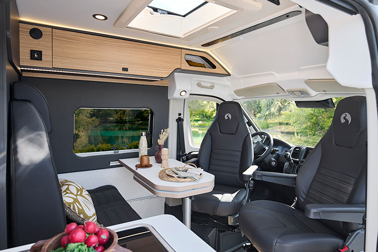Salon avec vue sur la cabine d'un fourgon aménagé Bavaria K600G