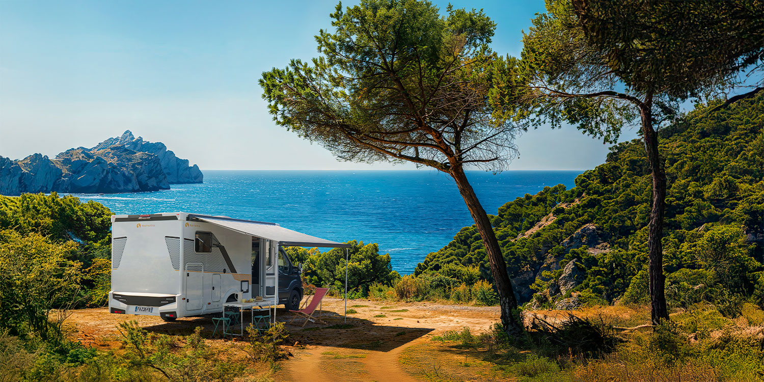 Camping-car profilé compact Bavaria à l'arrêt