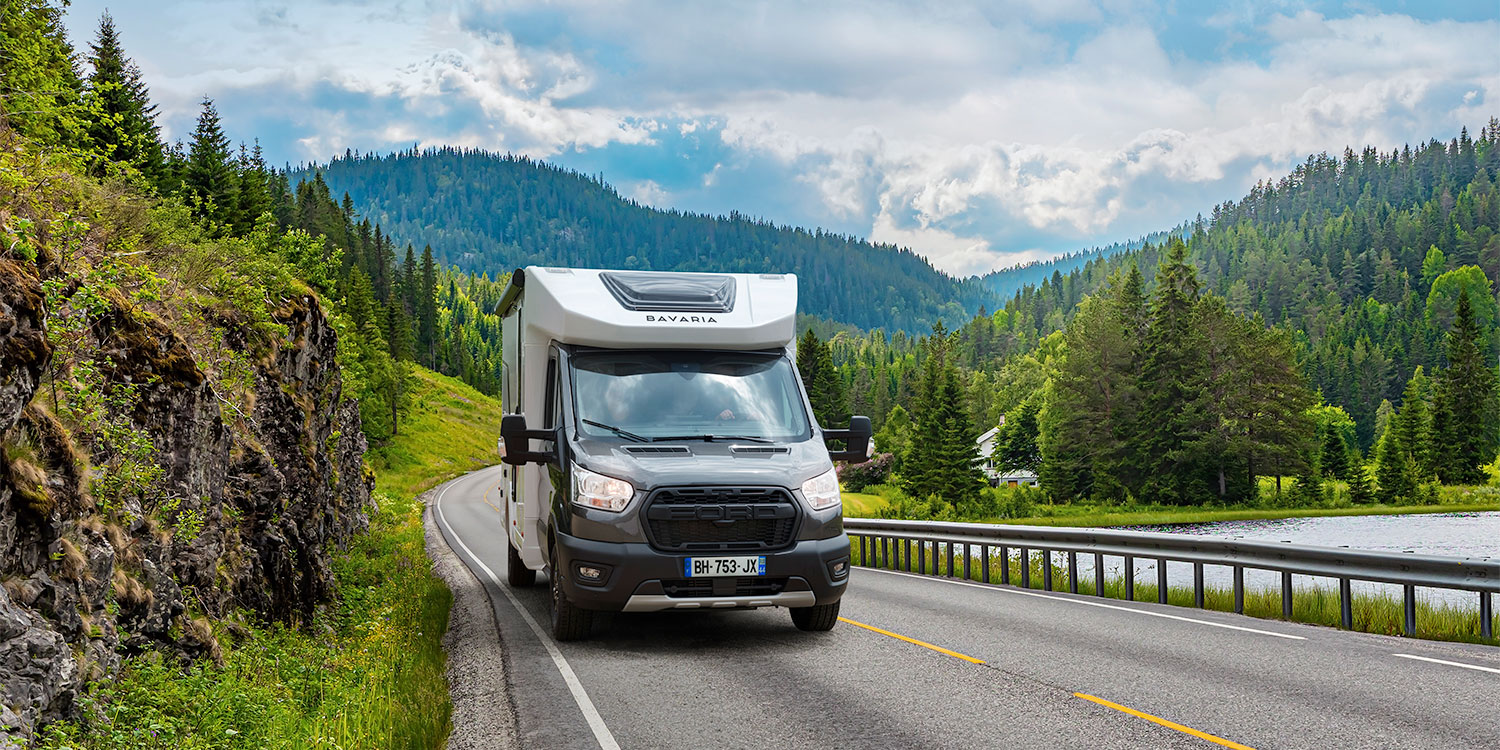 Camping-car profilé compact Bavaria sur une route de montagne
