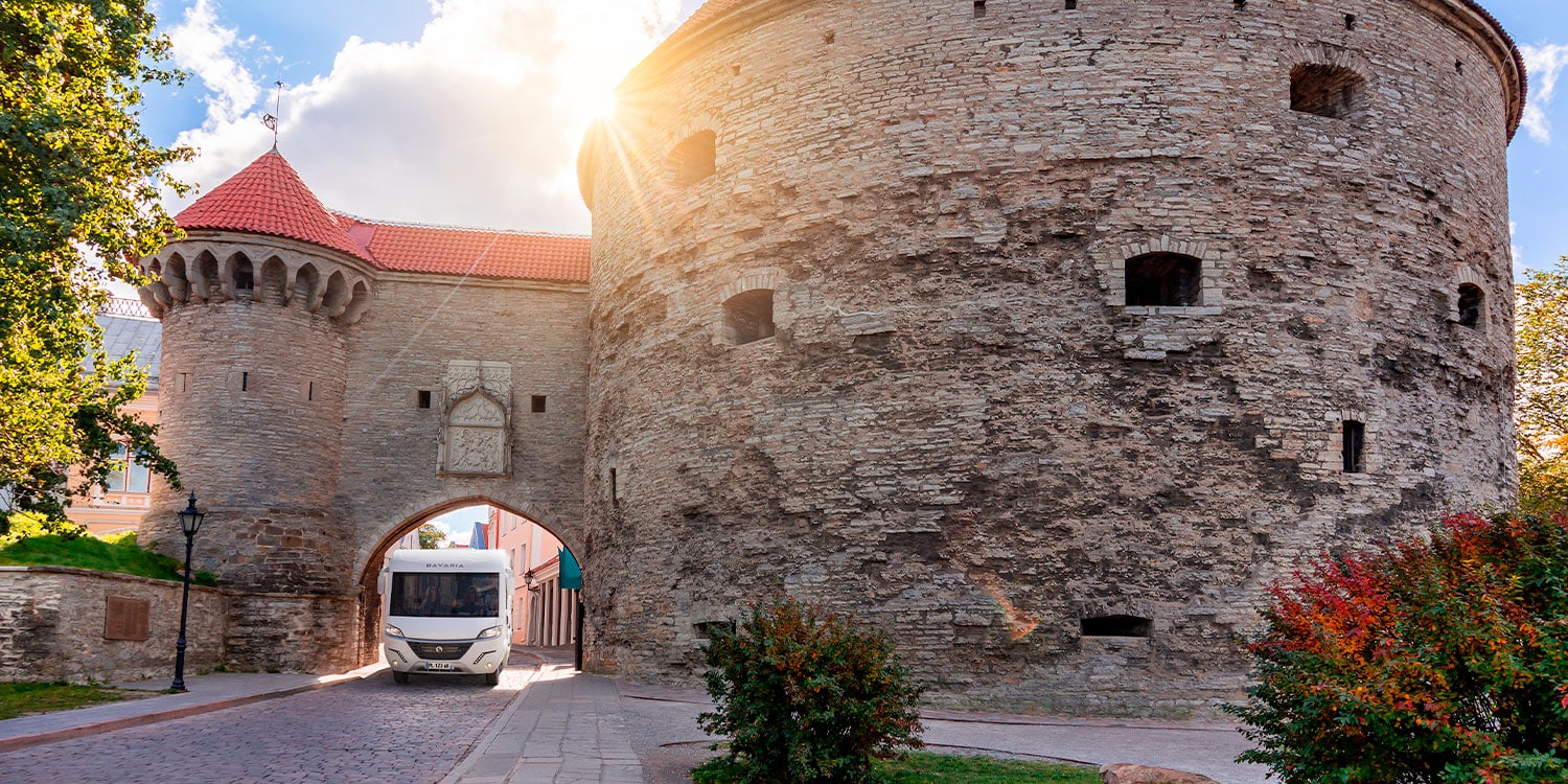 Camping-car intégral Bavaria dans une cité médiévale