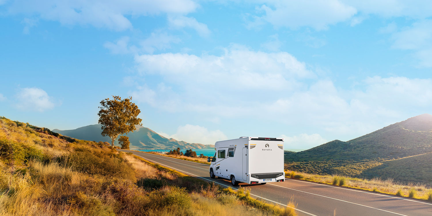 Camping-car profilé Bavaria de dos roulant sur une route en Andalousie
