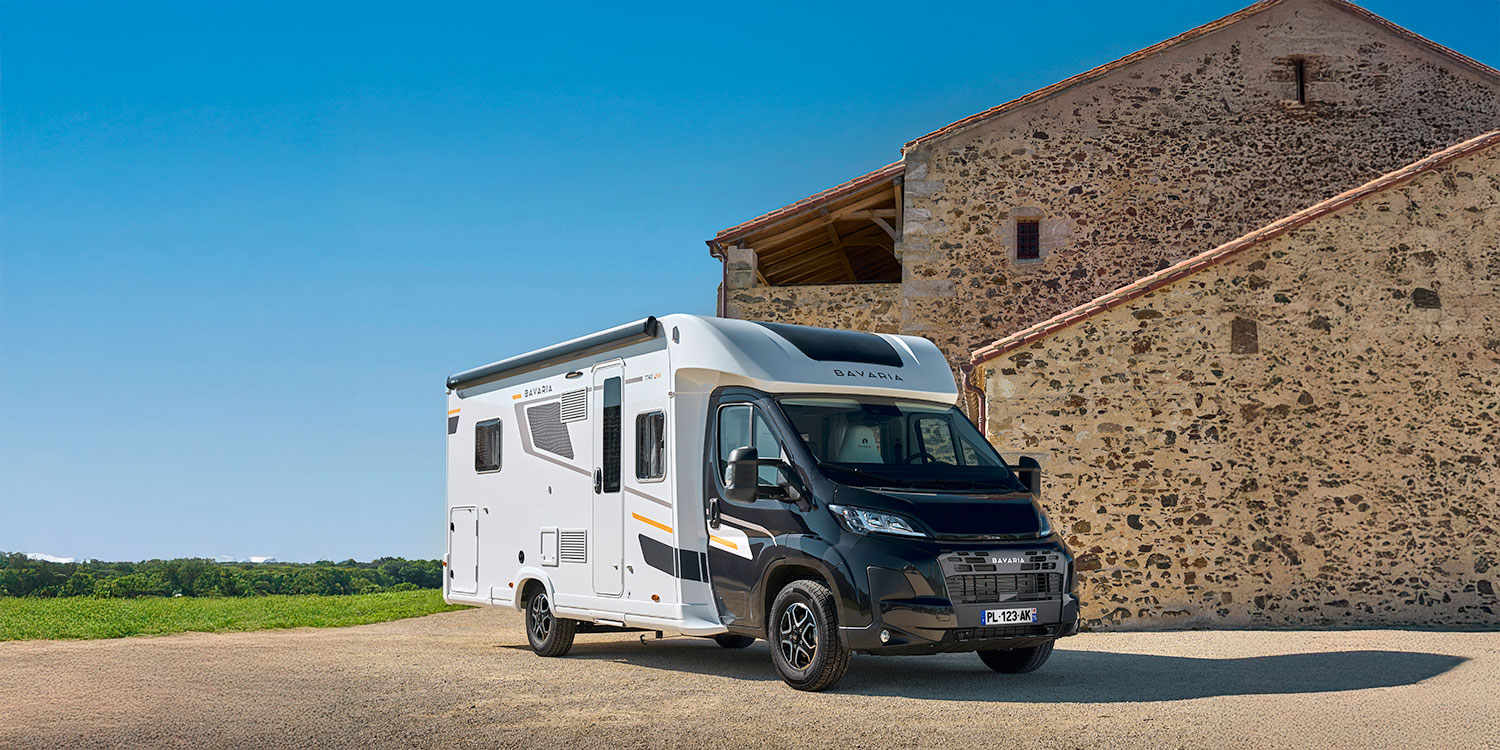 Camping-car profilé Bavaria avec une cabine noire à l'arrêt