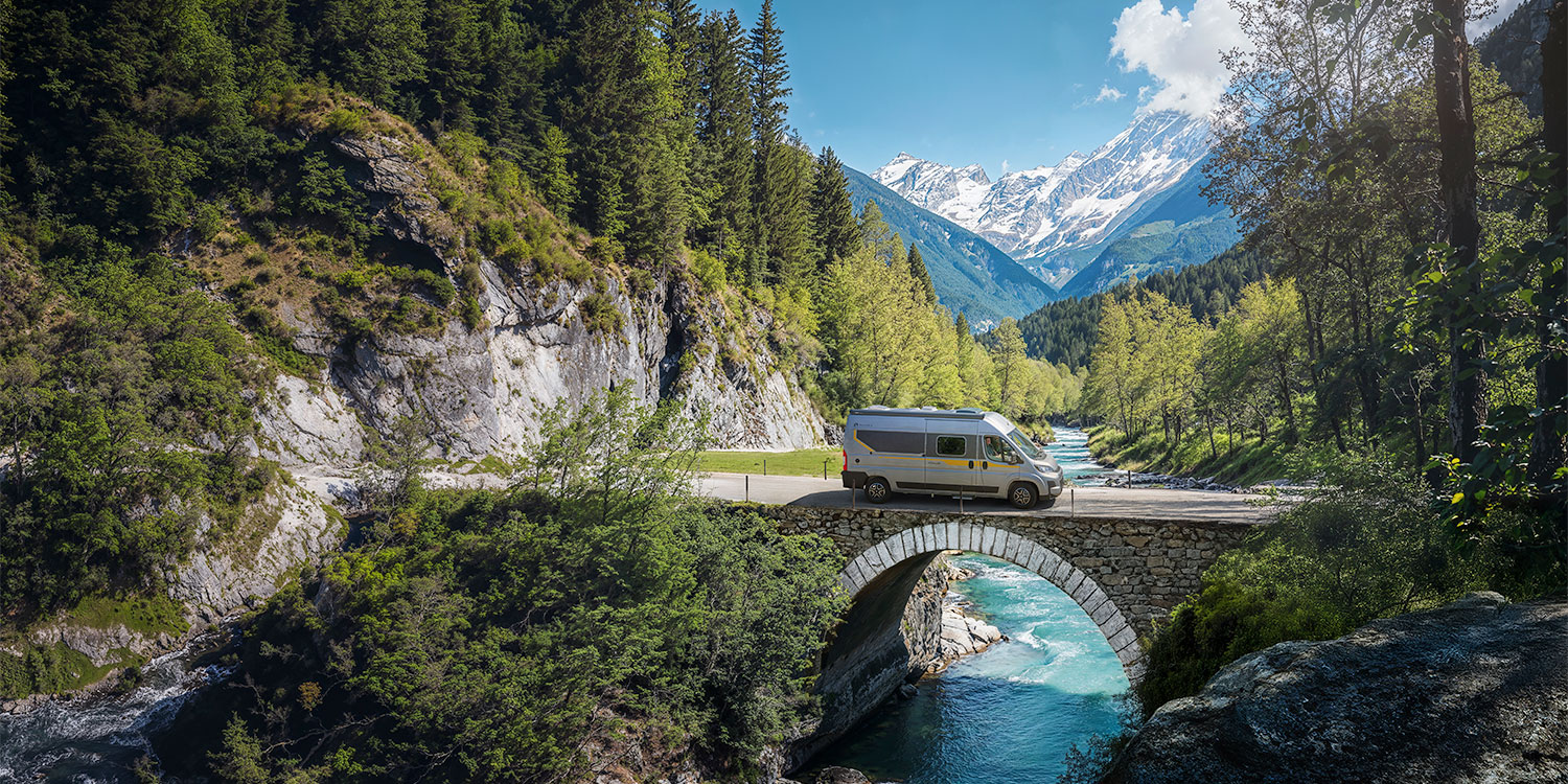 Fourgon aménagé Bavaria sur un pont