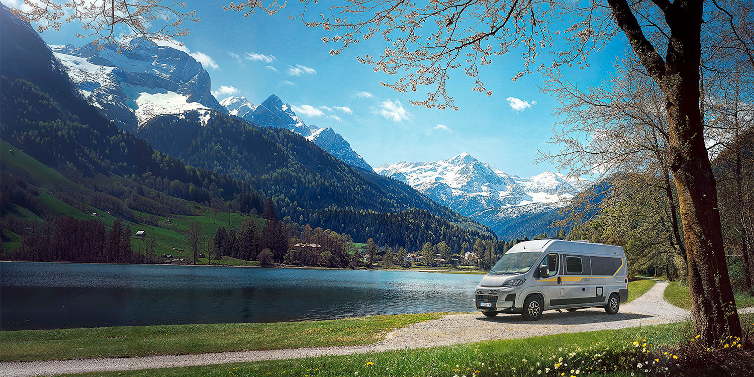 Fourgon aménagé Bavaria au bord d'un lac