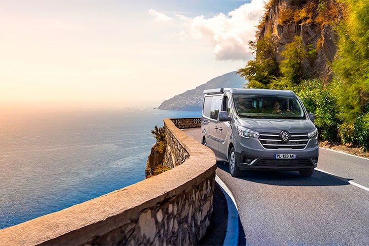 Van aménagé Bavaria sur une route le long de l'océan
