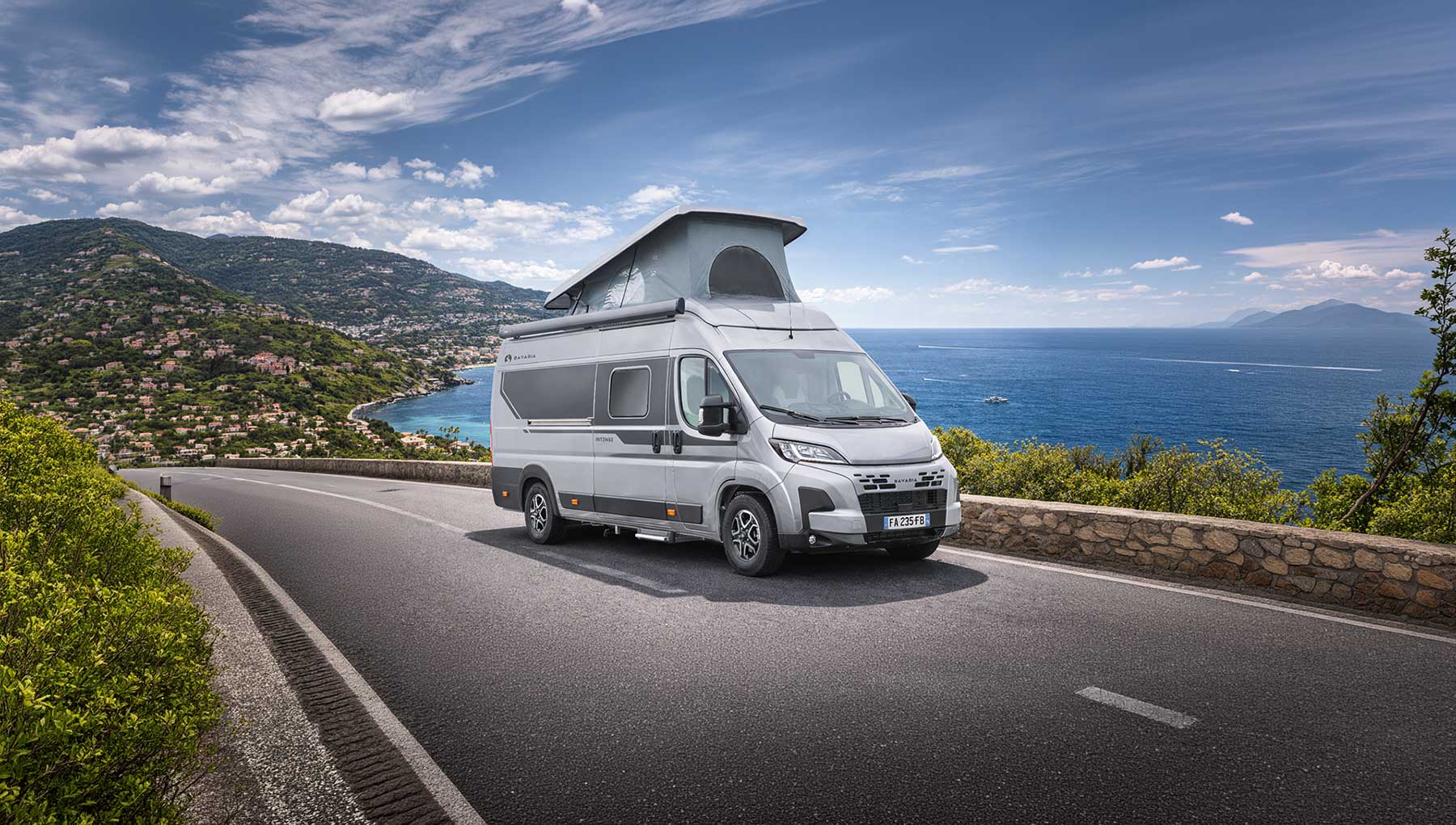 Nouveau fourgon aménagé Bavaria avec un toit relevable sur la route.