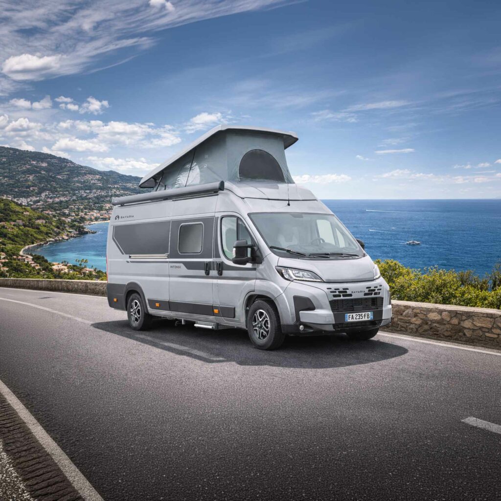 Nouveau fourgon aménagé Bavaria avec un toit relevable sur la route.