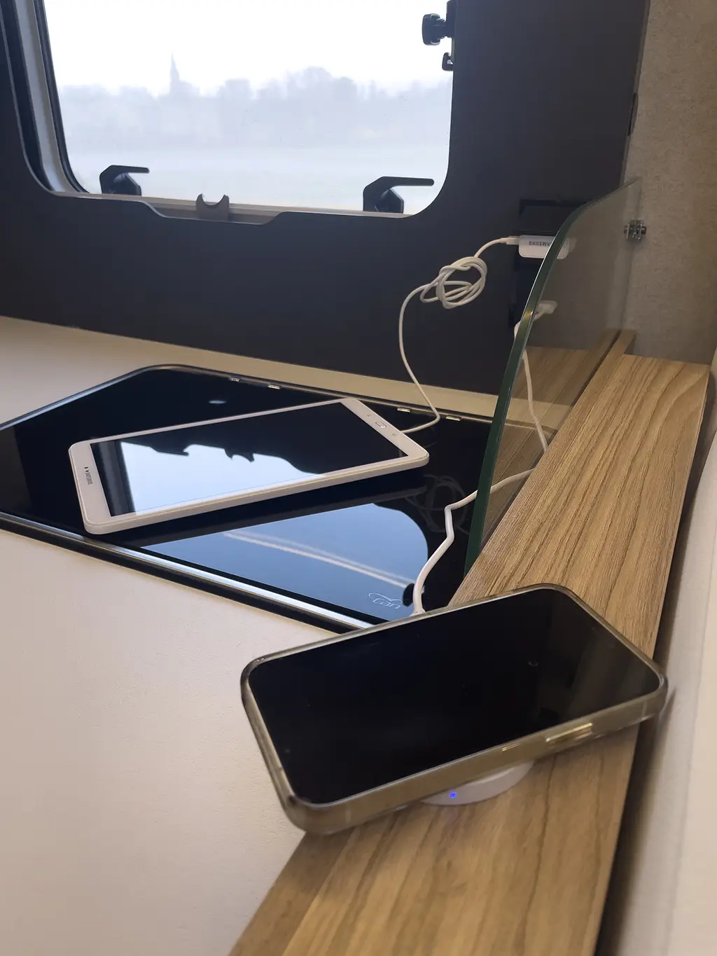 Charge d'un ordinateur dans la cuisine d'un camping car bavaria
