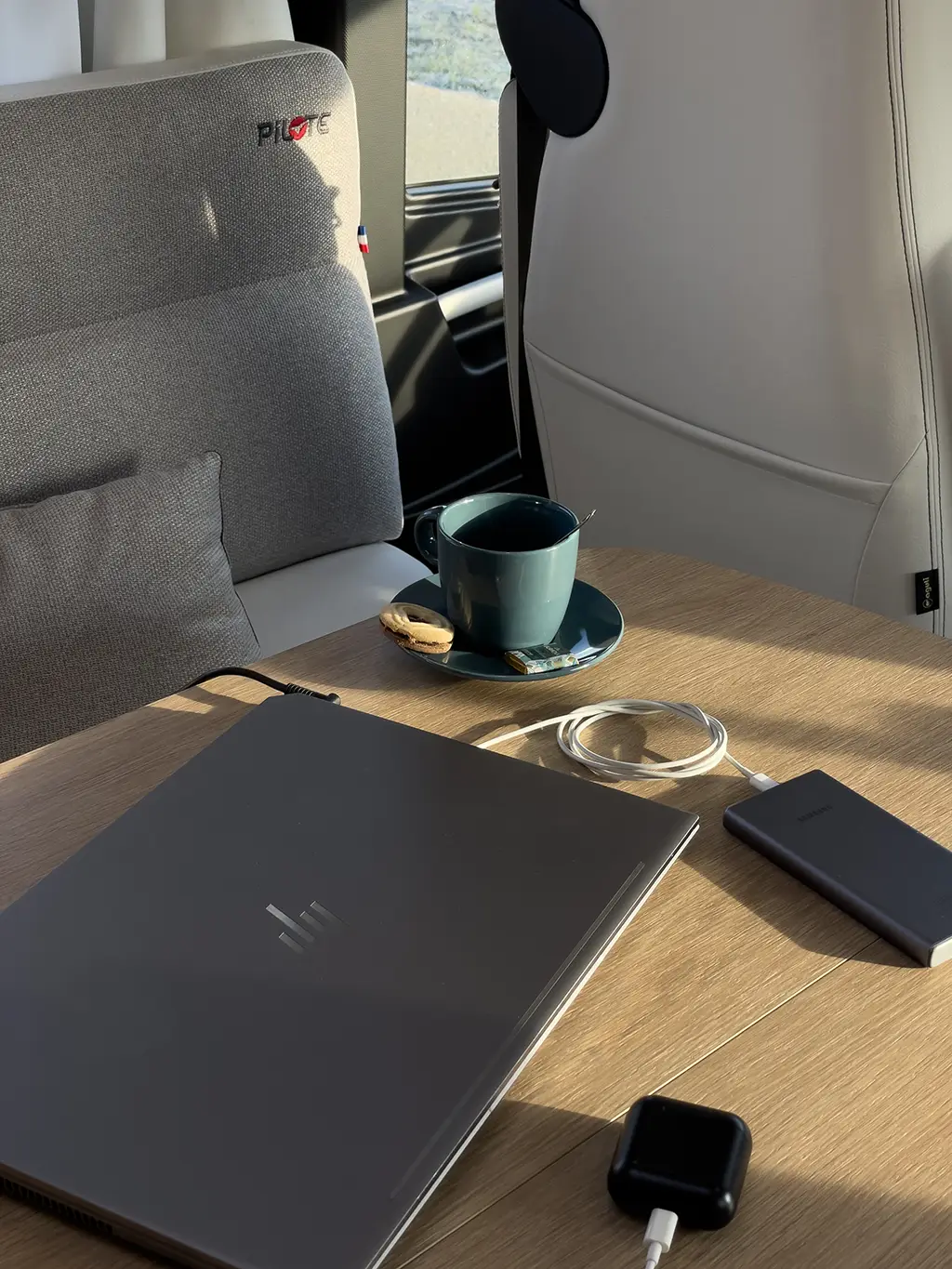 Charge d'un ordinateur dans le salon d'un camping car bavaria