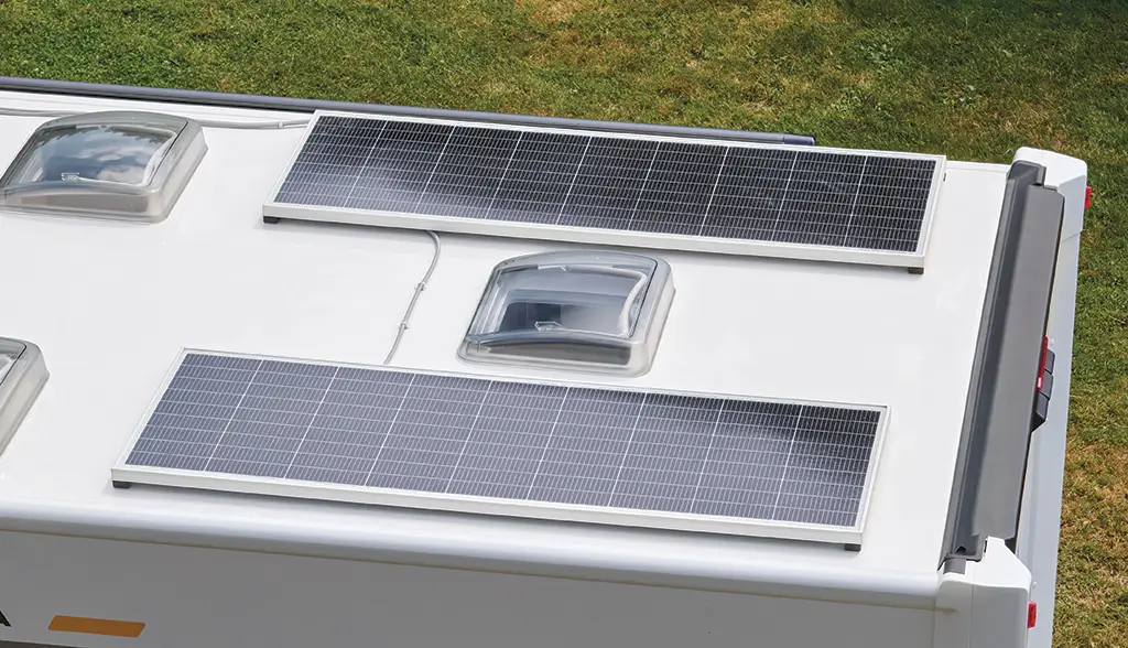 Panneau solaire sur le toit d'un camping car bavaria