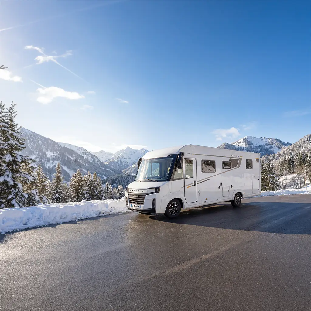 Camping car intégral sur une route enneigée