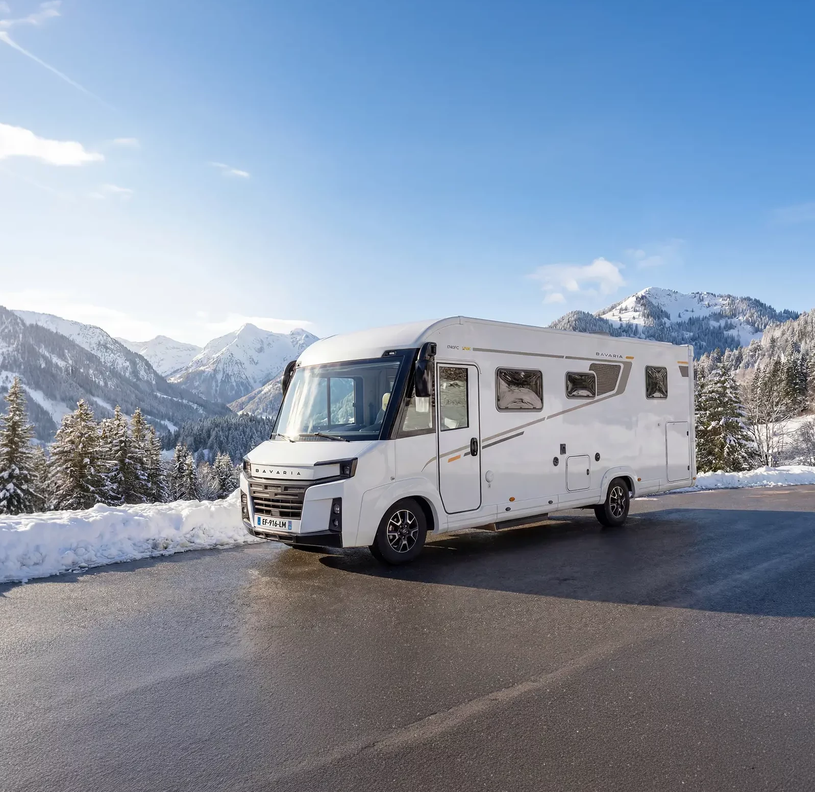 Camping car intégral sur une route enneigée