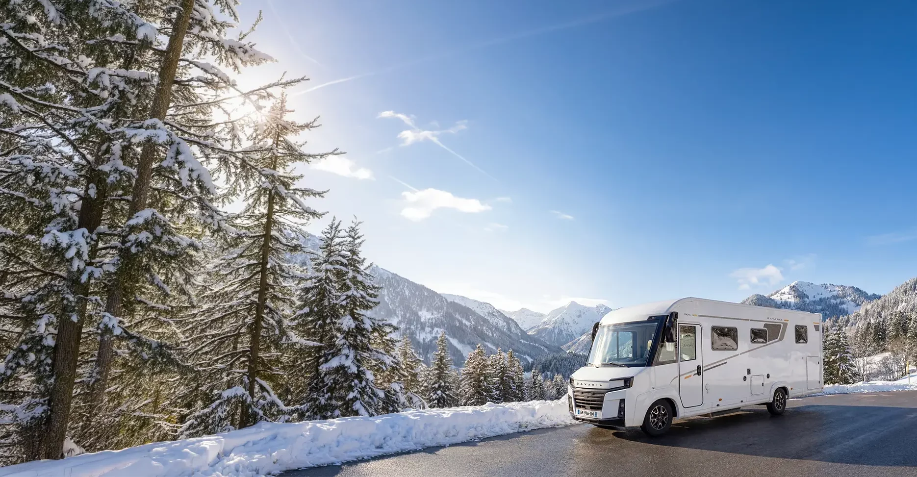 Camping car intégral sur une route enneigée