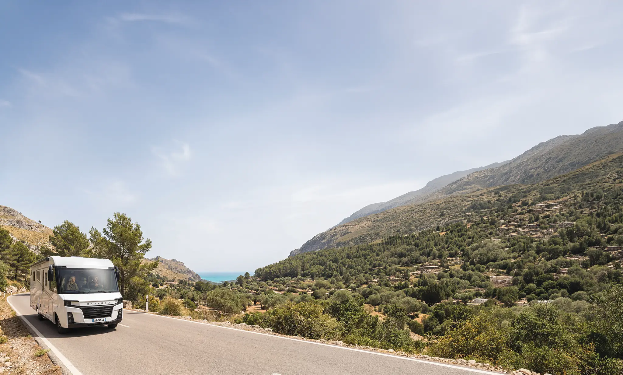 Camping car intégral sur une route de montagne