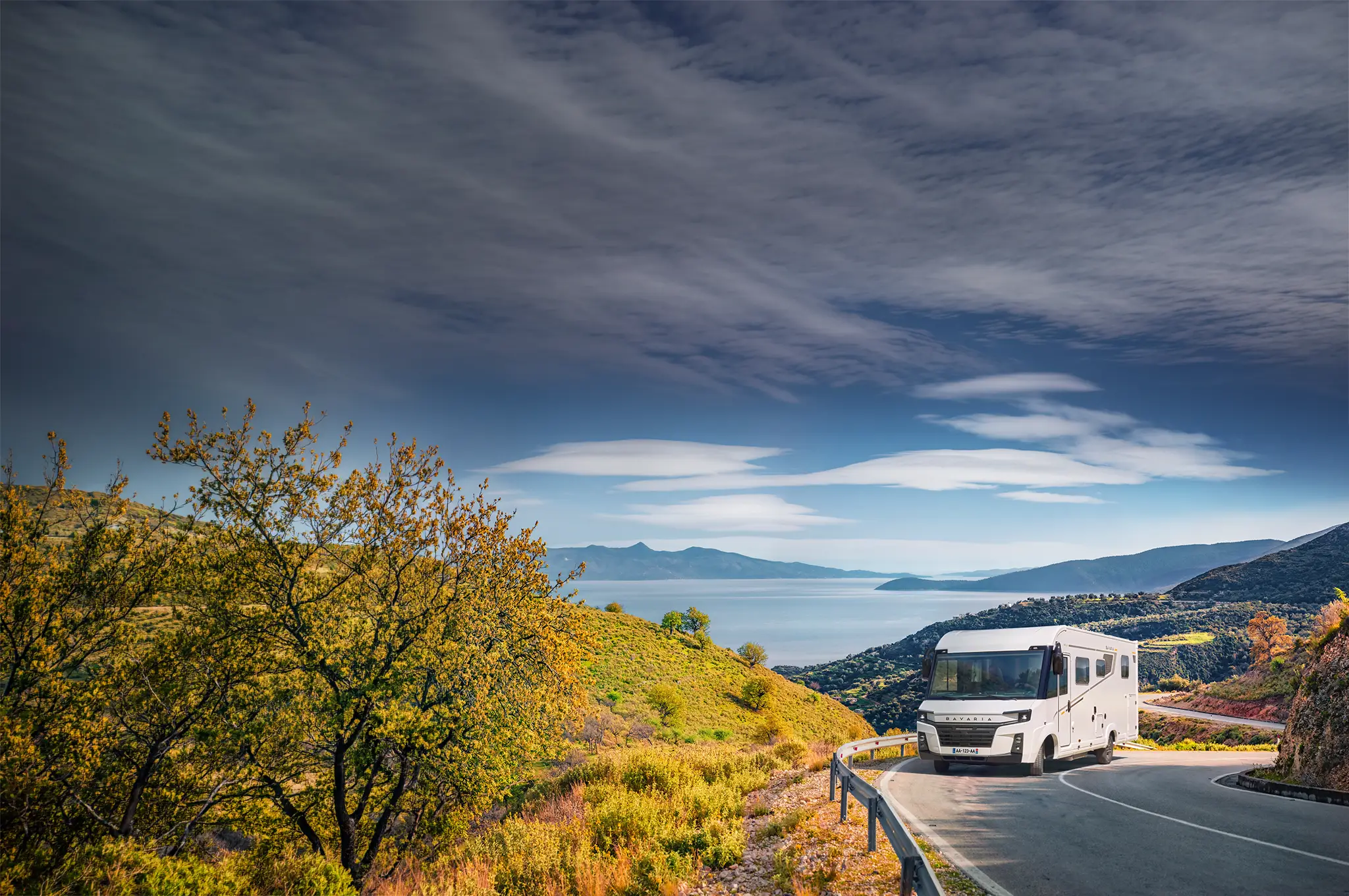 Camping car intégral sur une route de montagne
