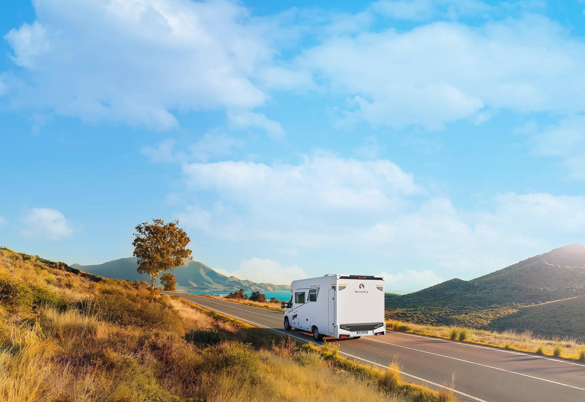 Camping car profilé sur une route en Andalousie