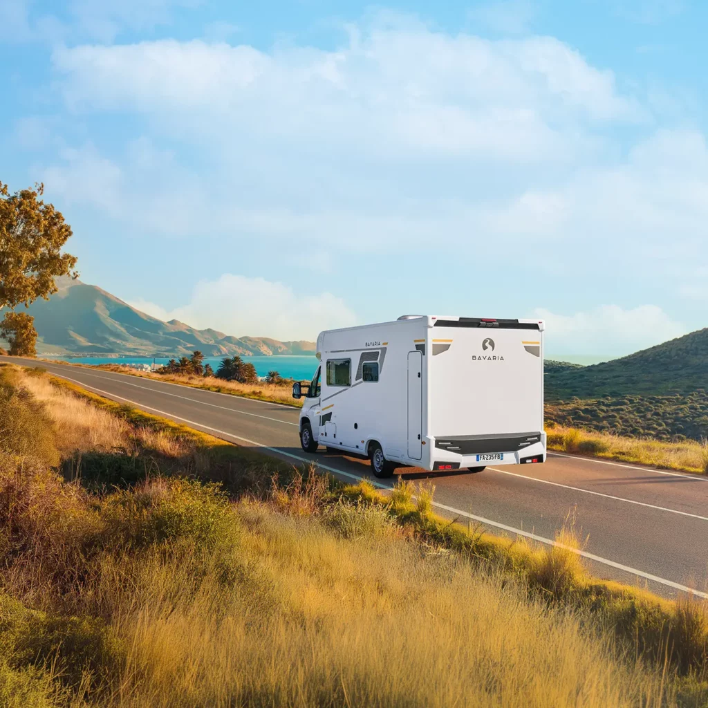 Camping car profilé sur une route en Andalousie