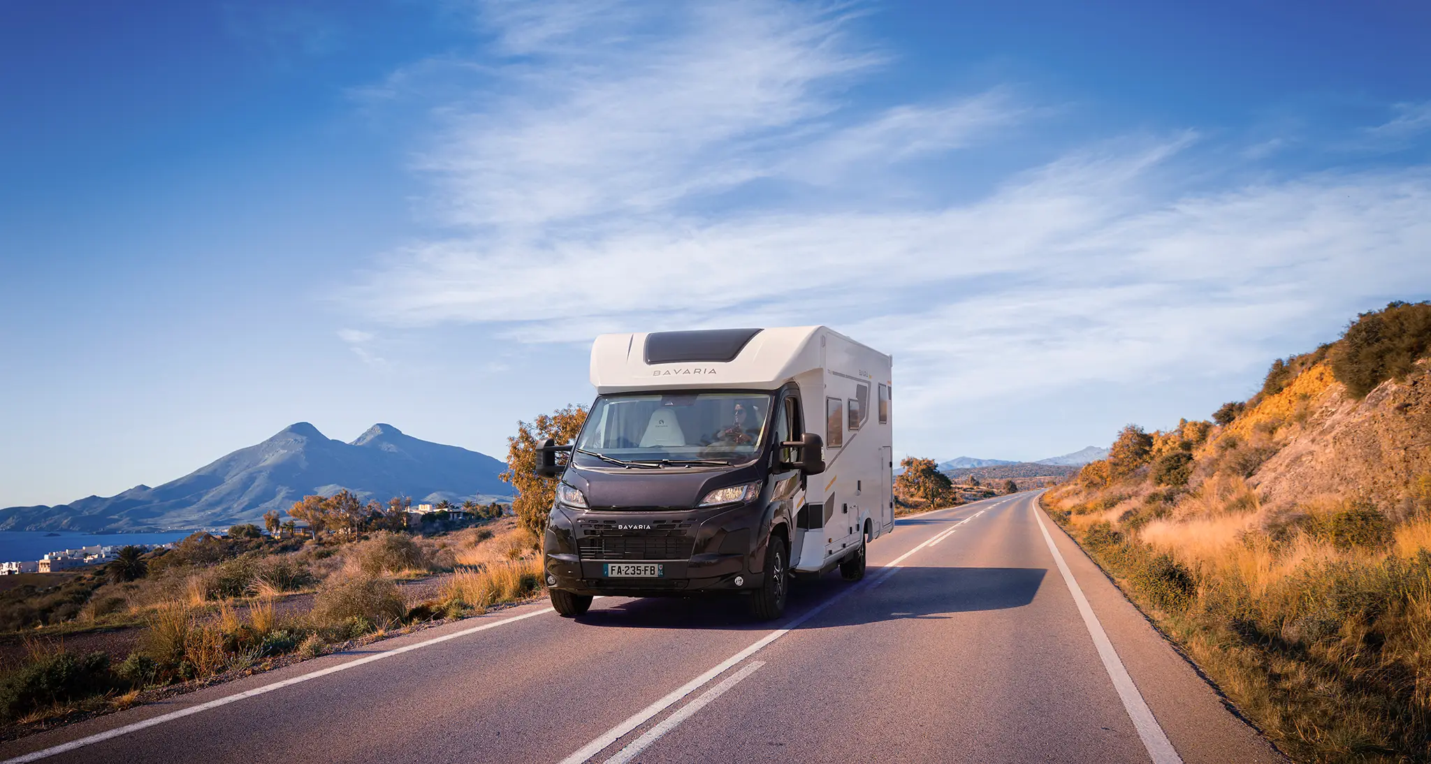 Camping car profilé bavaria sur une route désertique