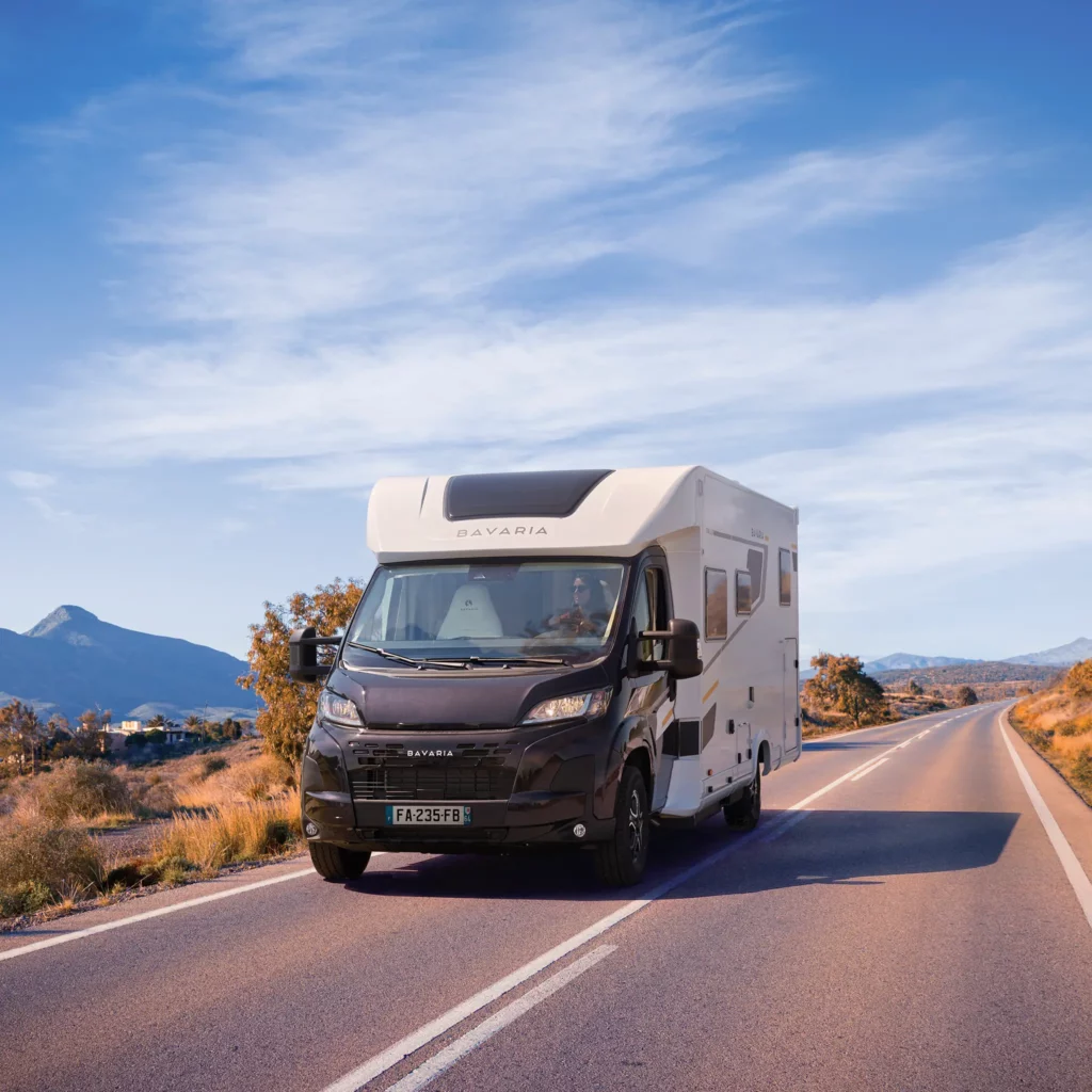 Camping car profilé bavaria sur une route désertique